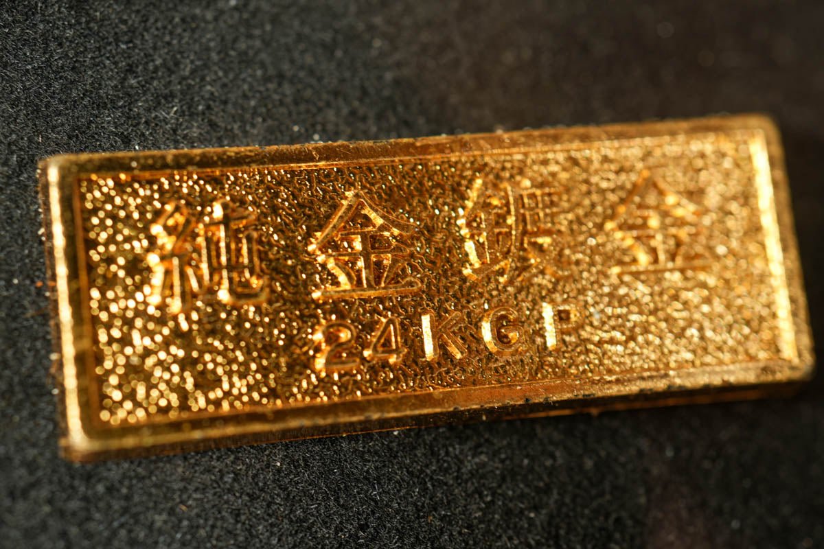 Indulge in the beauty of this 24K Gold plated Japanese National Treasure Wall Art, featuring two Oriental Lions inspired by 'Kara Shishi-zu Byobu.' Immerse your Room Decor in the majestic presence of Oriental Lions, an ideal choice for Home Decor aficionados and Interior Design enthusiasts.