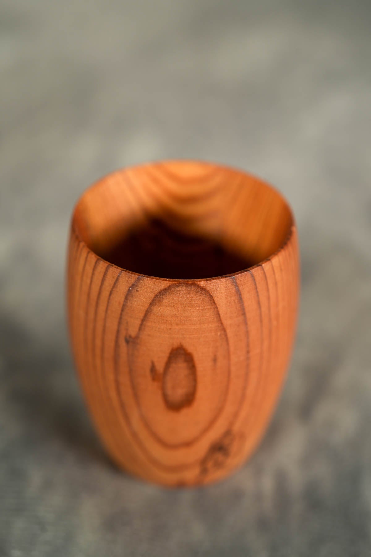 A cup with a narrowed drinking rim, perfect not only for sake but also for drinks whiskey and brandy,etc.  allowing you to savor the aromas. Its gentle curves comfortably fit in your hand.